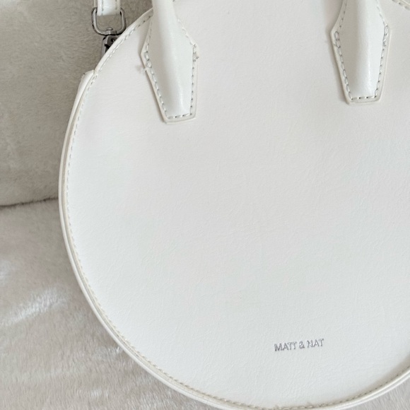 MATT & NAT Vegan White Circle Tote Handbag - Picture 3 of 13